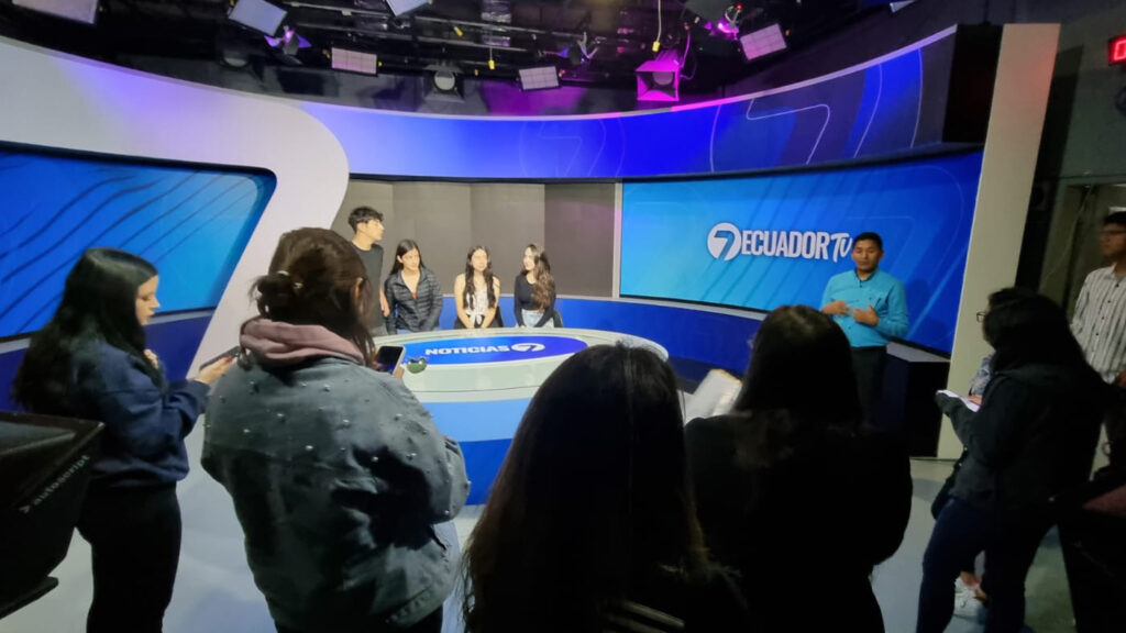 Futuros estudiantes de comunicación de la Universidad de los Hemisferios visitaron las instalaciones de Los Medios de la Gente